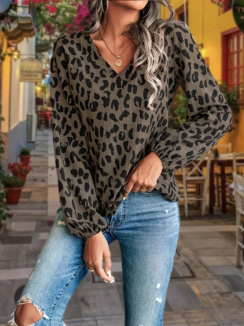 Bluse med V-hals og leopardprint til kvinder