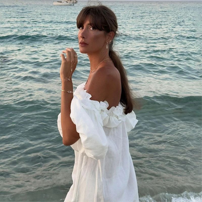 Elena - Romantisk off-the-shoulder kjole med flæser