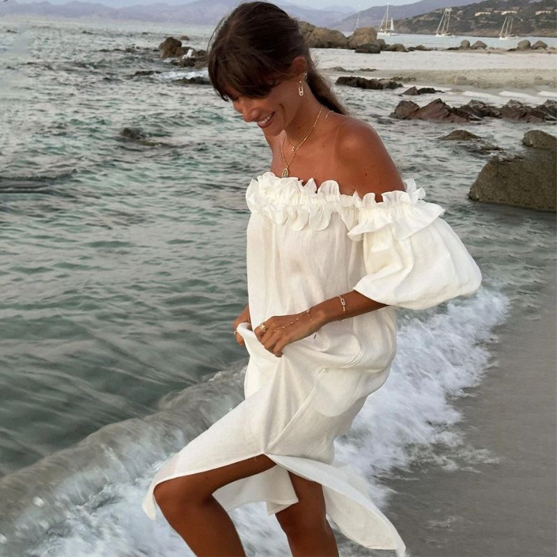Elena - Romantisk off-the-shoulder kjole med flæser