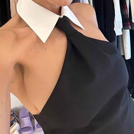 Bianca - Elegant halterneck kjole med kontrastkrave