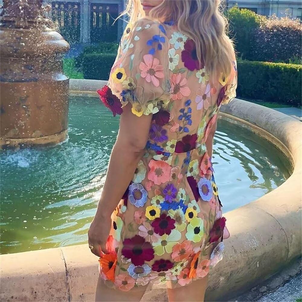 Isabella - minikjole med blomsterapplikationer og pufærmer