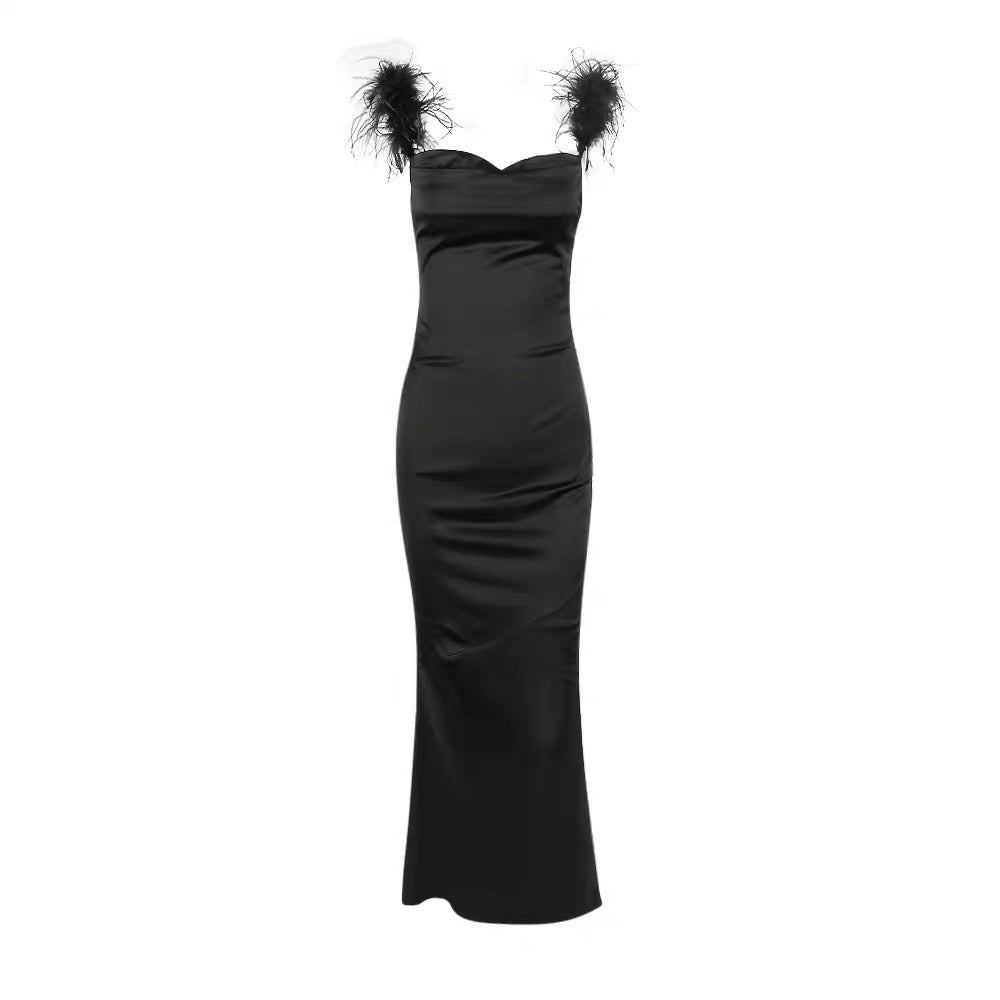 Miranda - Elegant satin kjole med fjer accenter