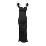 Miranda - Elegant satin kjole med fjer accenter