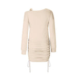 Moderne Chic - Off-Shoulder Rynket Minikjole med Kædedetalje