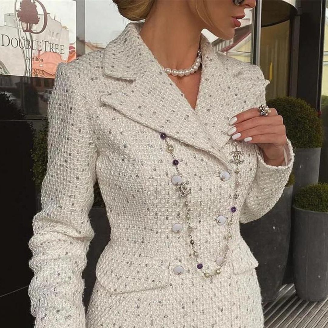 Audrey - perleudsmykket tweed blazer og nederdel sæt