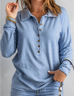 Casual ensfarvet top med knapper