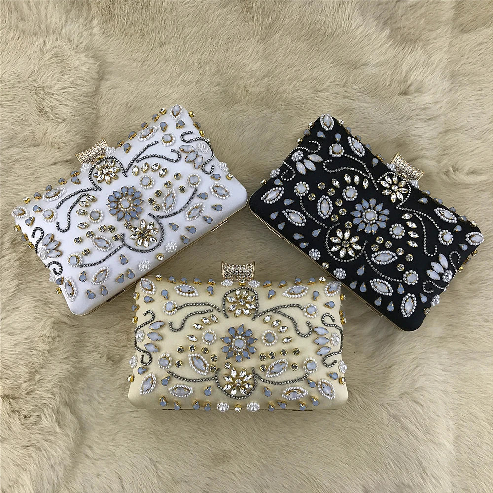 Valencia - Dekoreret clutch med blomstret perlekant