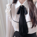 Elegant damebluse med flæsekant og sløjfe
