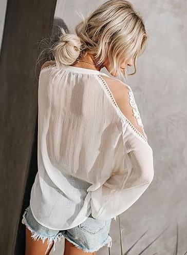 Langærmet bluse med blomsterblonder