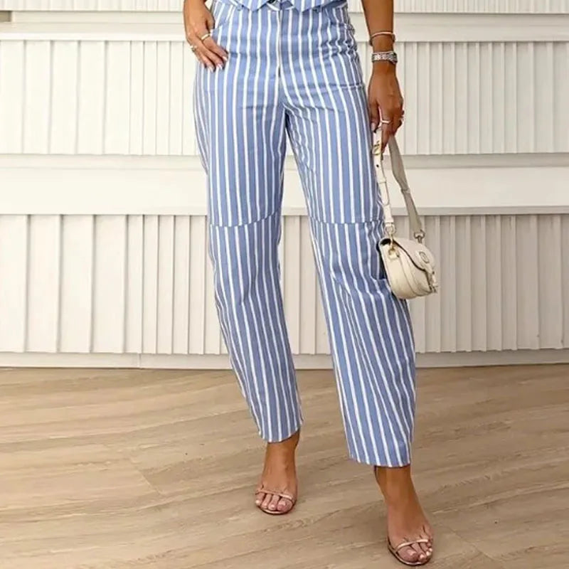 Maya - Stribet jumpsuit med knaplukning og bindebånd i taljen