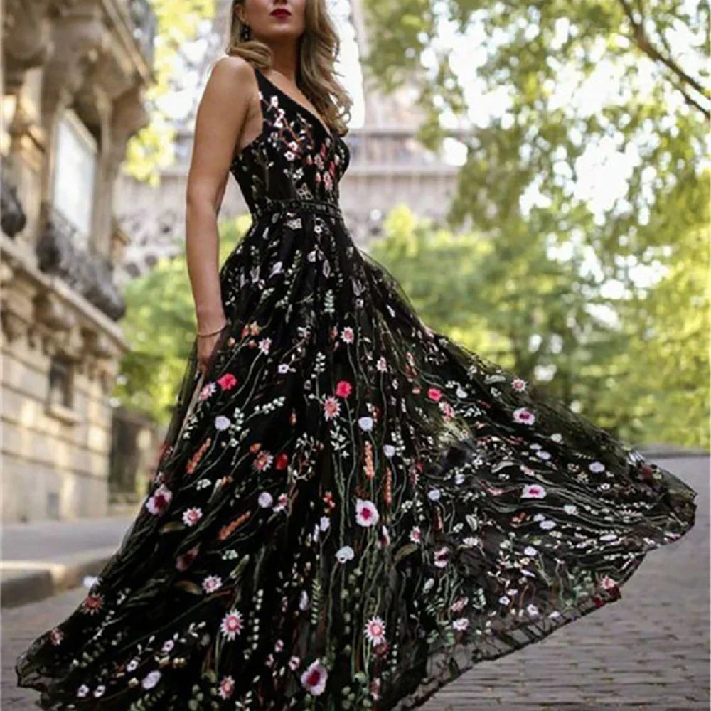Isabella - Elegant aftenkjole med blomsterbroderi