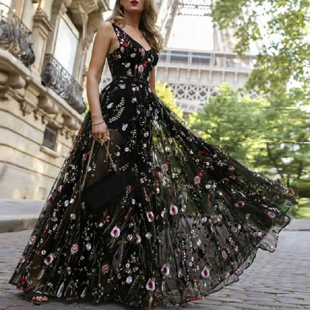 Isabella - Elegant aftenkjole med blomsterbroderi