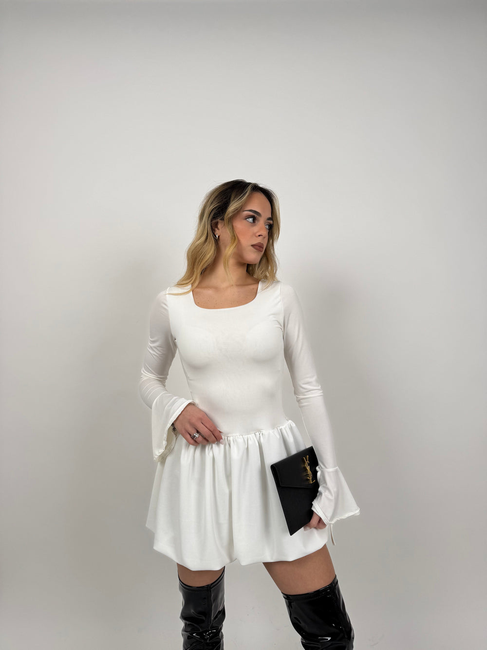 Flatterende Mini Kjole med Flæsedetaljer | Elegant & Tidsløs