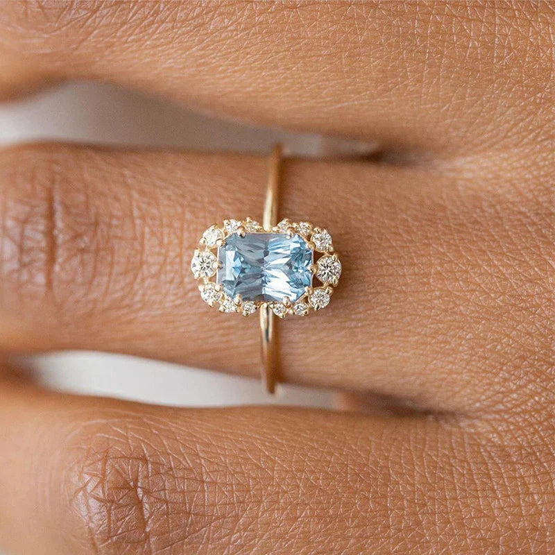 Isabella - Cushion Cut Safir Ring omgivet af diamanter