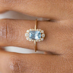 Isabella - Cushion Cut Safir Ring omgivet af diamanter