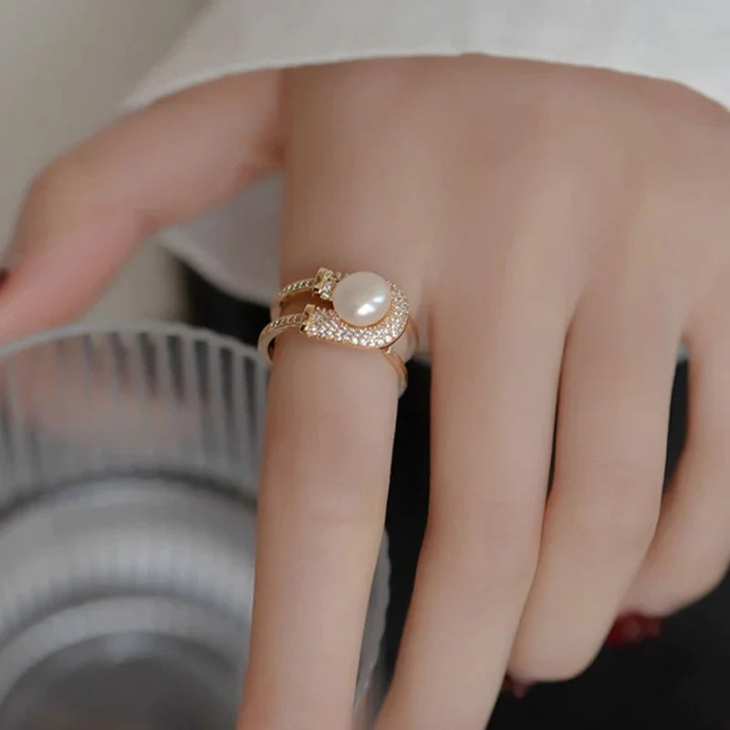 Cassia - split band ring med central perle og pavé indstilling