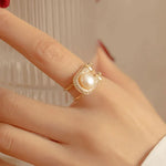 Cassia - split band ring med central perle og pavé indstilling