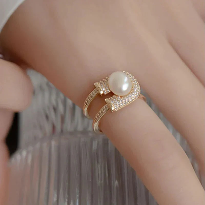 Cassia - split band ring med central perle og pavé indstilling