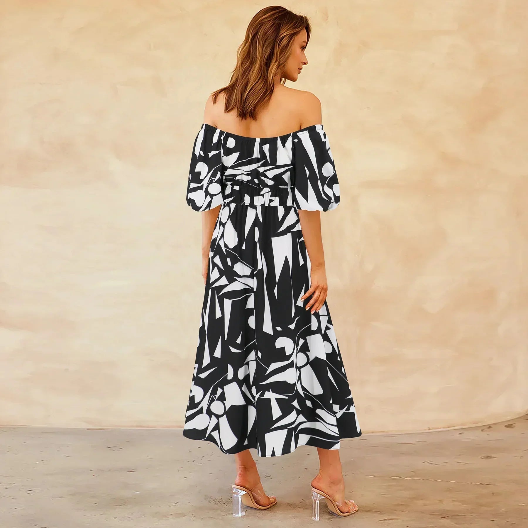 Bianca - Livlig off-the-shoulder midikjole med et geometrisk mønster