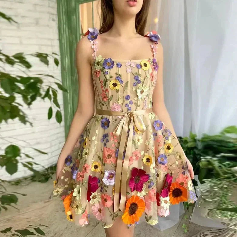 Daisy - Delikat kjole med blomsterbroderi og snørestropper
