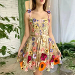Daisy - Delikat kjole med blomsterbroderi og snørestropper