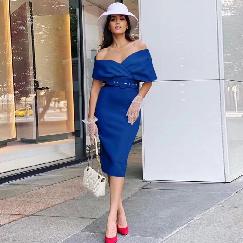 Valentina - Elegant aftenkjole med off-the-shoulder snit og bælte