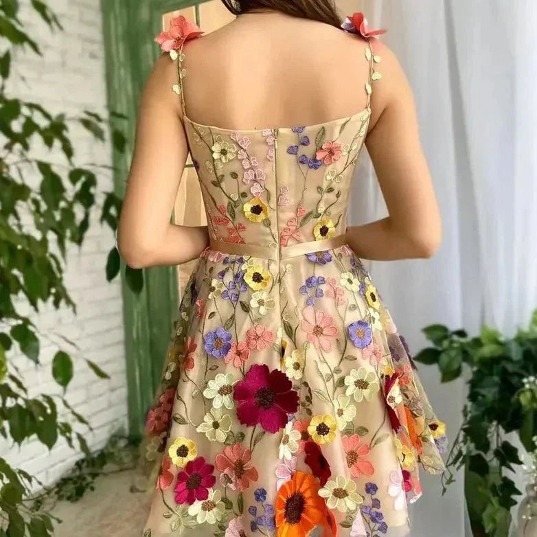 Daisy - Delikat kjole med blomsterbroderi og snørestropper