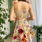 Daisy - Delikat kjole med blomsterbroderi og snørestropper