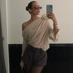 Elegant bluse med én skulder