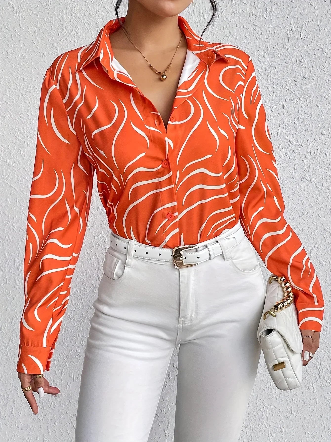 Orange bluse med abstrakt print til kvinder