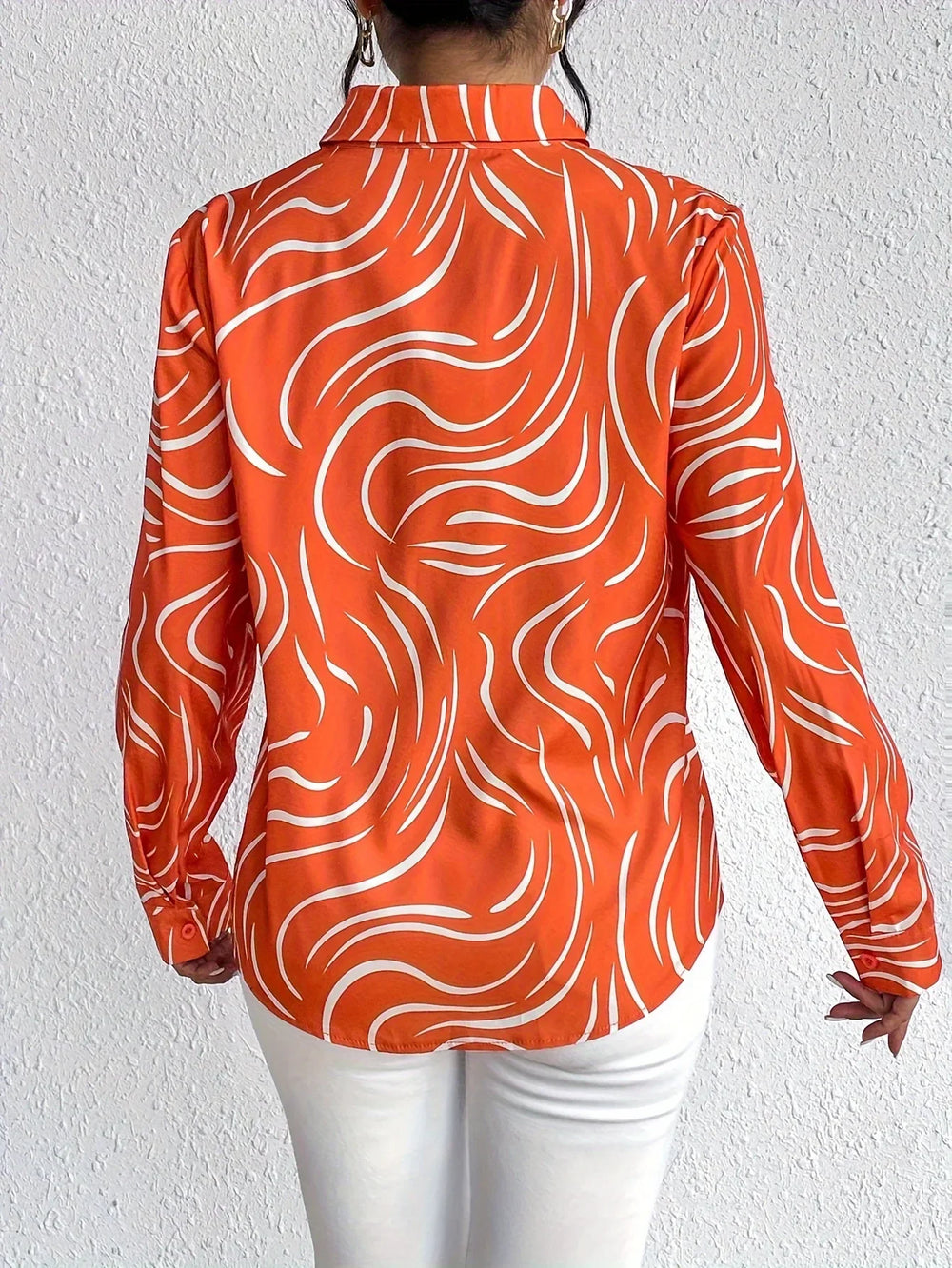 Orange bluse med abstrakt print til kvinder