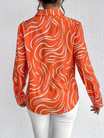 Orange bluse med abstrakt print til kvinder