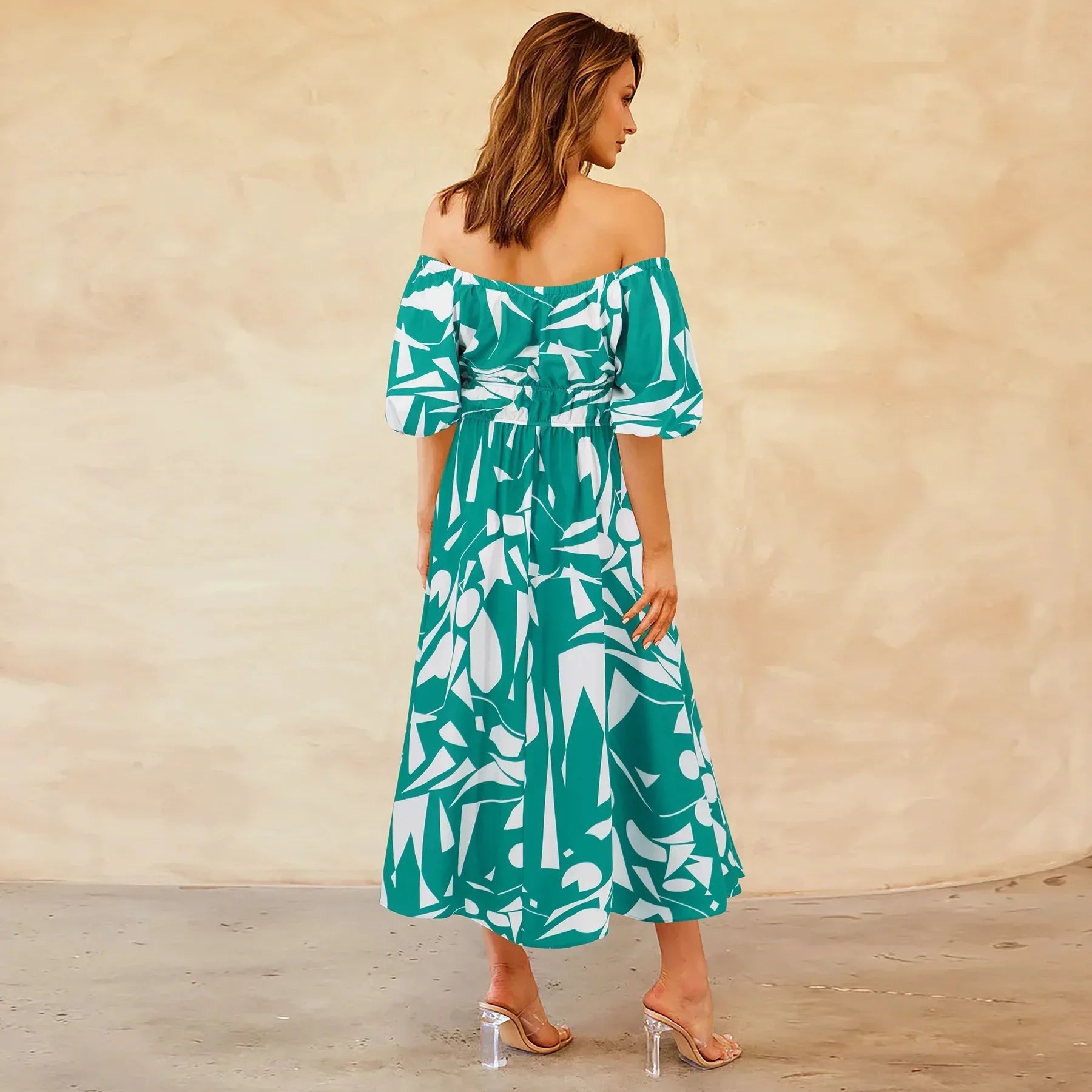 Bianca - Livlig off-the-shoulder midikjole med et geometrisk mønster