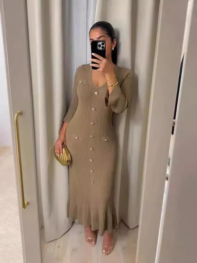 Ribstrikket Maxi Kjole med Knapper | Elegant & Figursyet | Tidløst Design