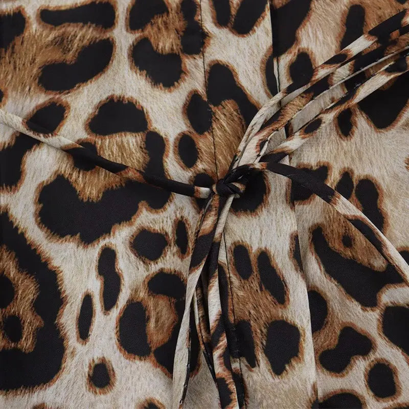 Afskåret top med leopardprint og bælte