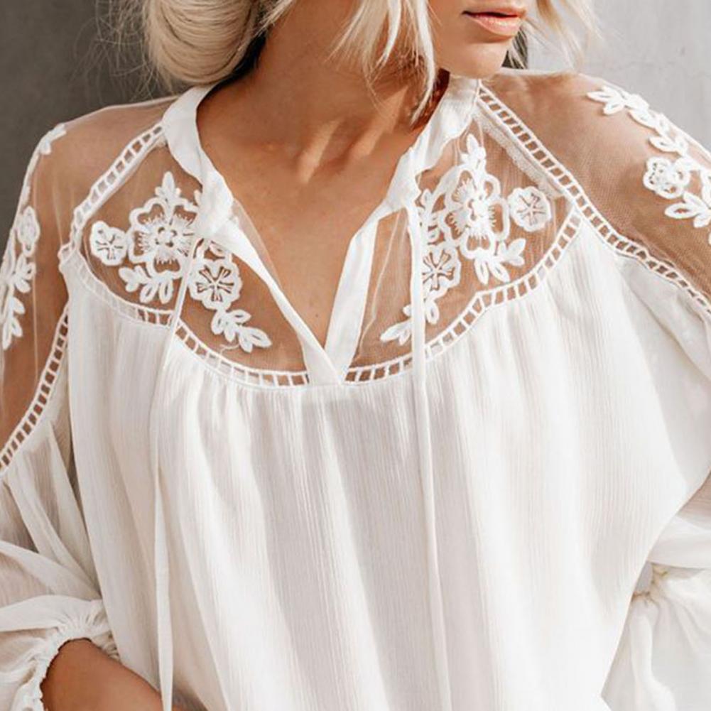 Langærmet bluse med blomsterblonder