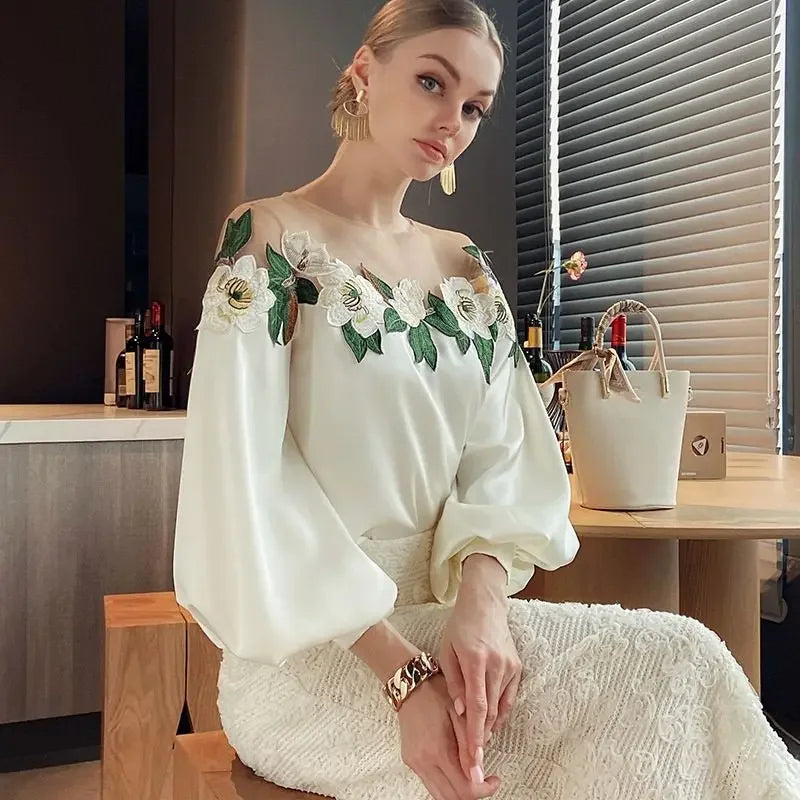 Satinbluse Elegant broderet skjorte - Juniper