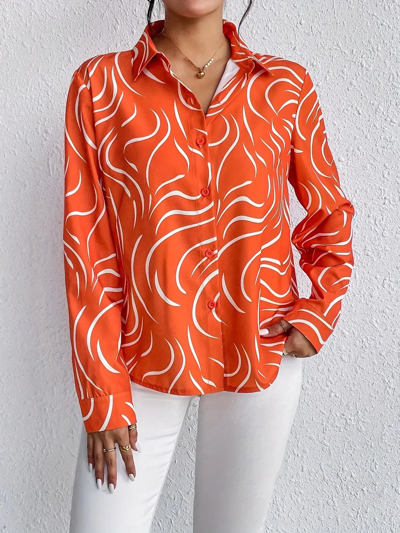 Orange bluse med abstrakt print til kvinder
