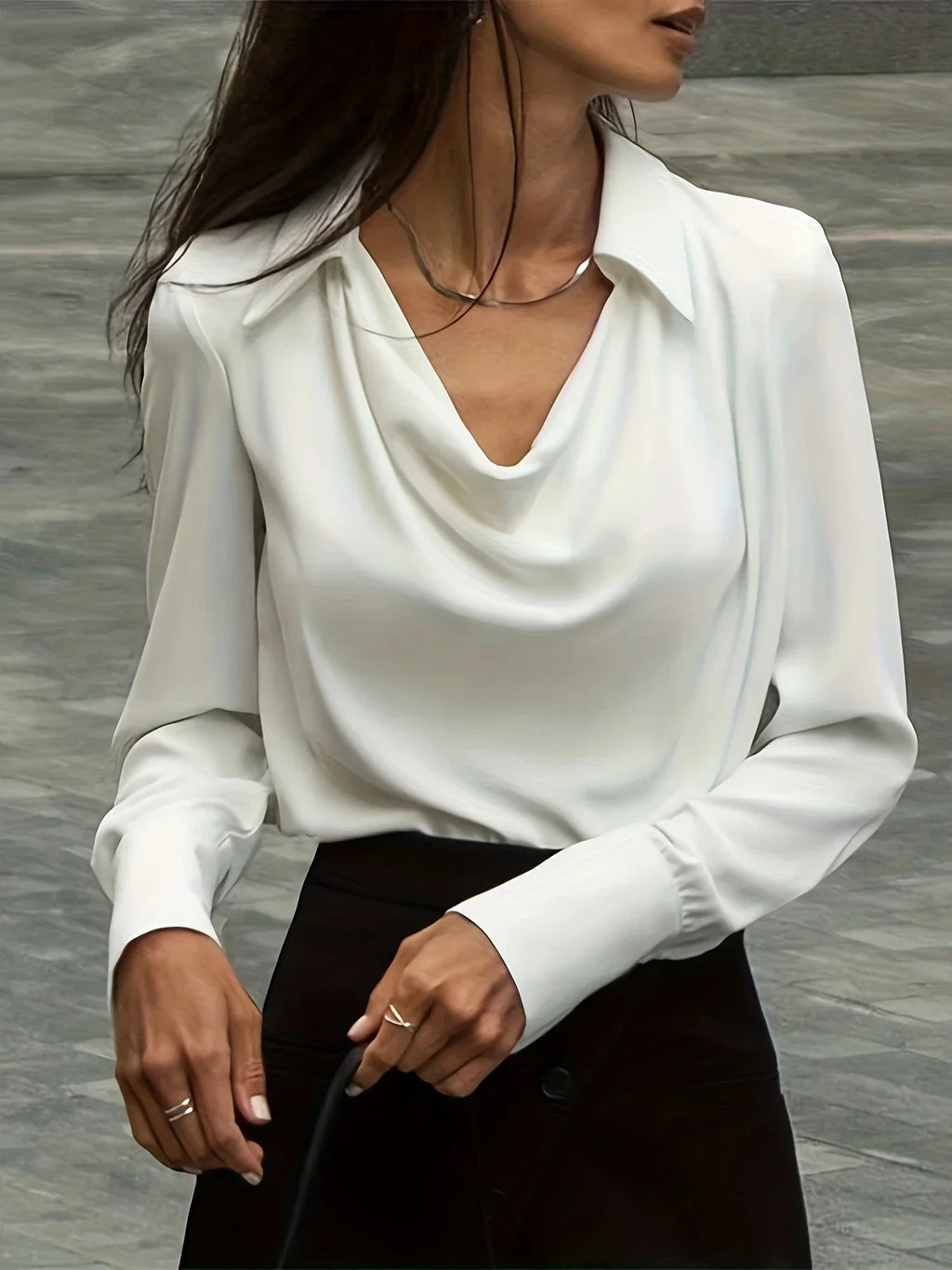 Elegant langærmet top med svingkrave