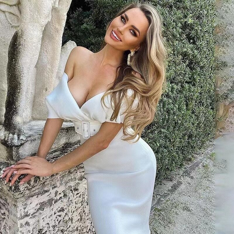 Valentina - Elegant aftenkjole med off-the-shoulder snit og bælte