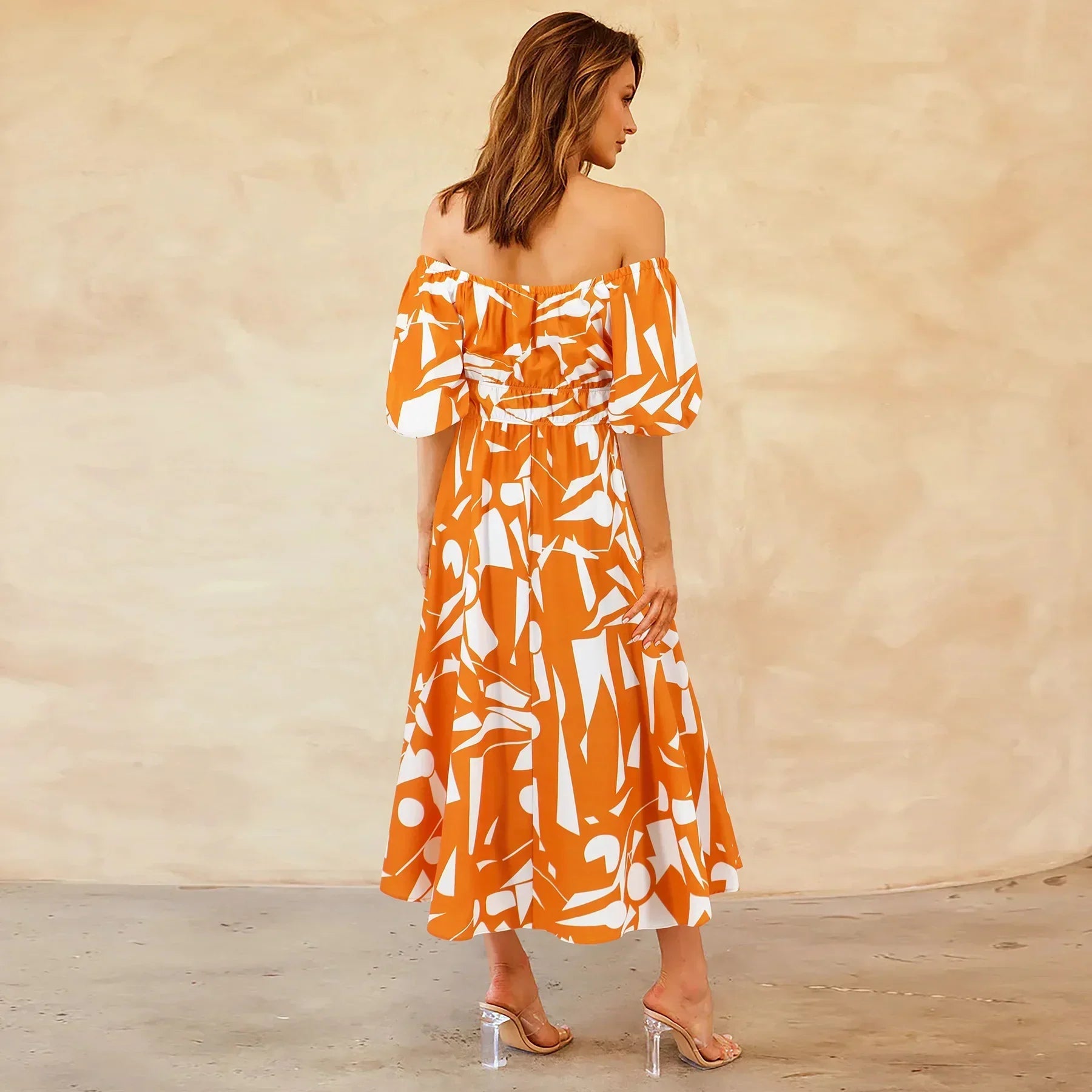 Bianca - Livlig off-the-shoulder midikjole med et geometrisk mønster