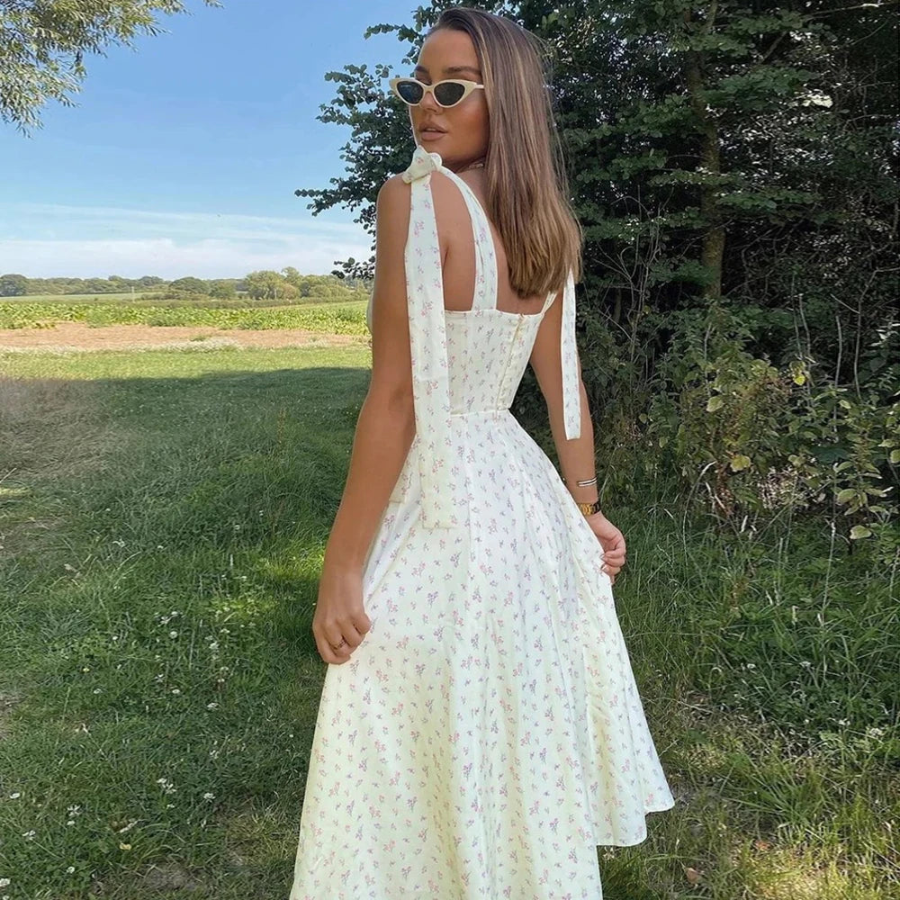 Elena - Blomstret midikjole med bindestropper og slids