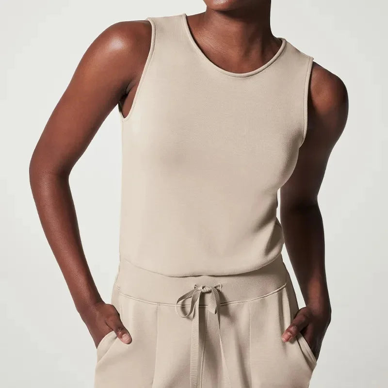 Mia - ærmeløs jumpsuit med brede ben og bindebånd i taljen