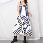 Zoe - Stribet midikjole med bindeskuldre og et lagdelt look