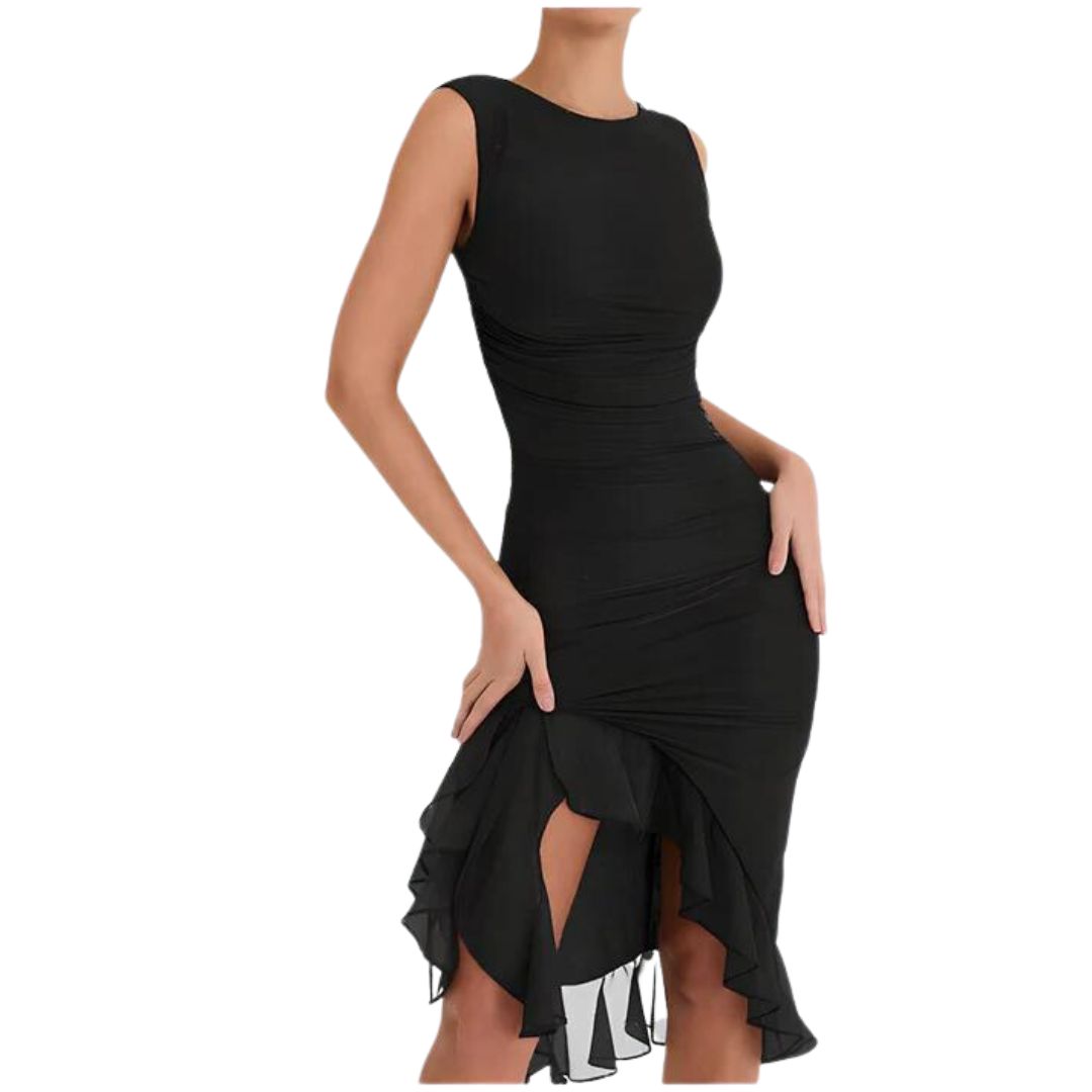 Ella - Elegant Rynket Midi Kjole med Asymmetrisk Flæsekant