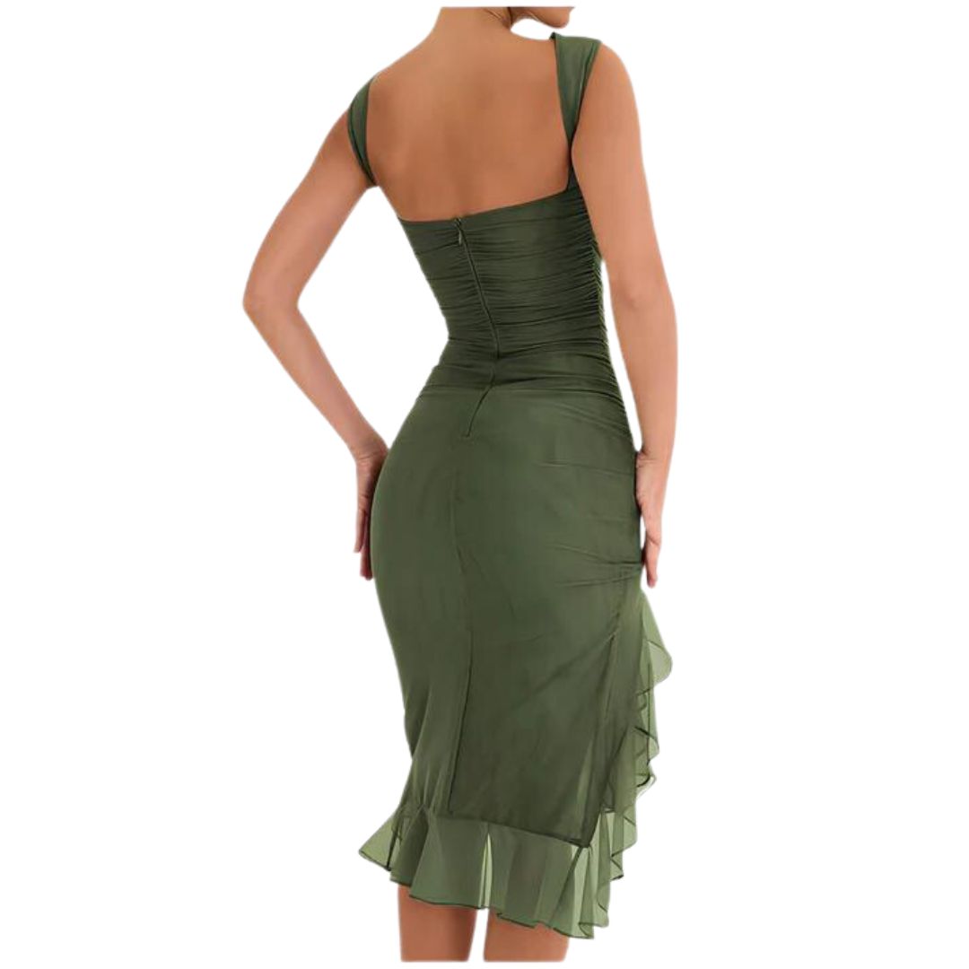 Ella - Elegant Rynket Midi Kjole med Asymmetrisk Flæsekant