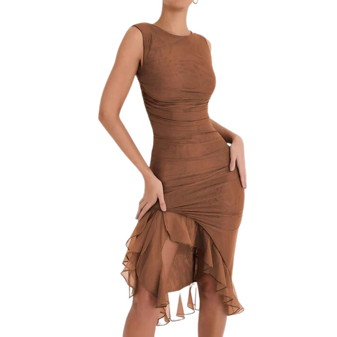 Ella - Elegant Rynket Midi Kjole med Asymmetrisk Flæsekant