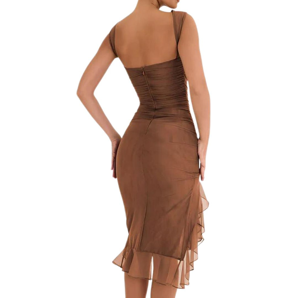 Ella - Elegant Rynket Midi Kjole med Asymmetrisk Flæsekant