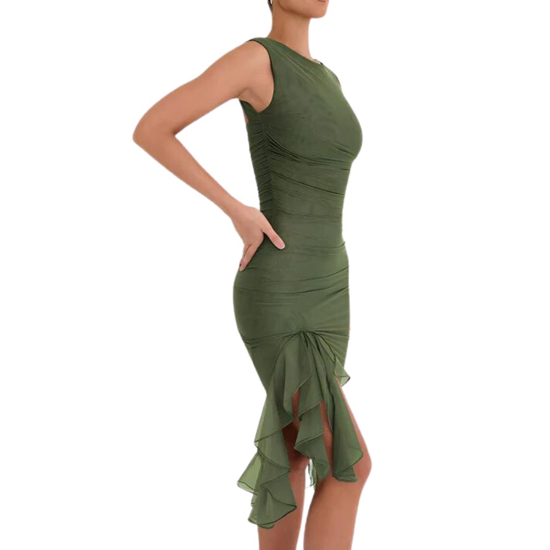 Ella - Elegant Rynket Midi Kjole med Asymmetrisk Flæsekant