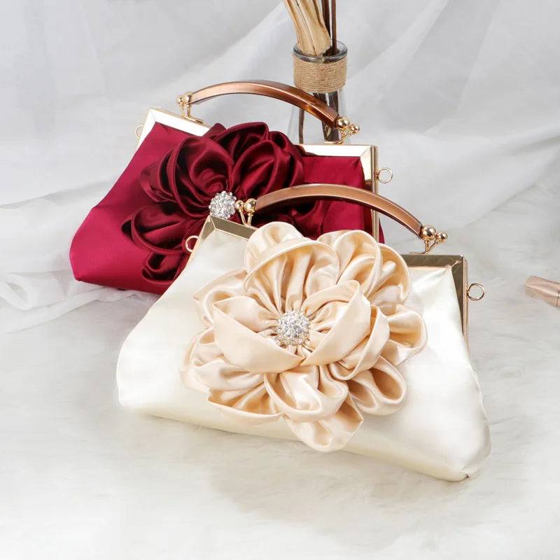 Isabella - satin taske med blomstret sløjfe og rhinstensdetalje